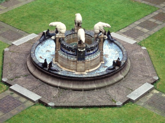 La fontaine de l'ours polaires, donation de Danemark, Manufacture royale de porcelaine de Copenhague