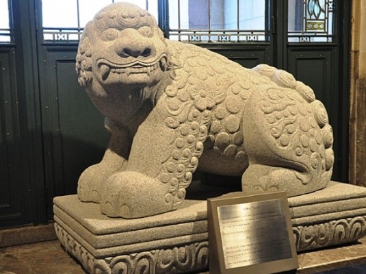 Sculpture d'une créature légendaire en forme de lion, Haechi, offerte par la République de Corée en 2014