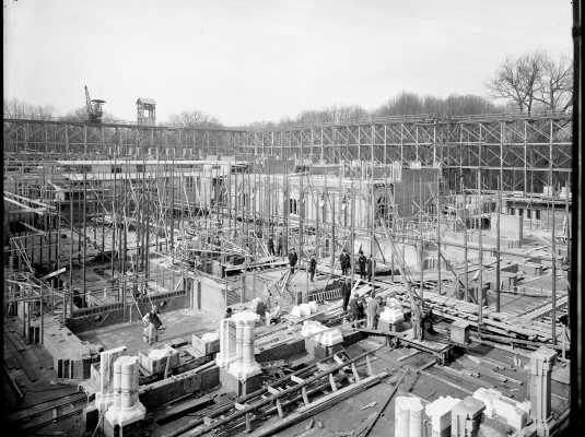 Le sol en béton armé est prêt. Dans le hall les colonnes de marbre sont installée