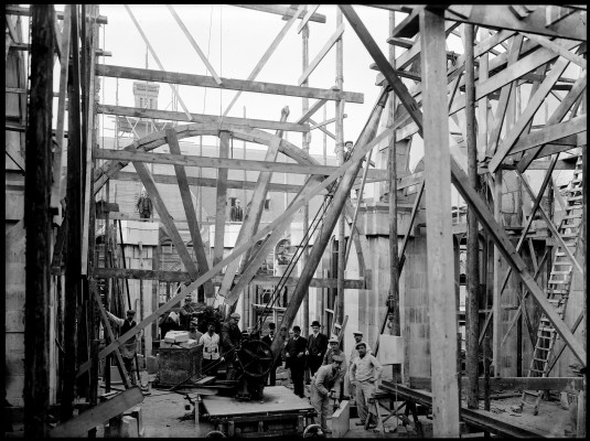 Stellen van bogen in centrale trappenhuis