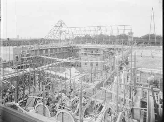 Zomer 1910, het plaatsen van de dakconstructie