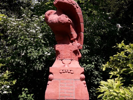 De adelaar in gerestaureerde staat in de tuin van het Vredespaleis