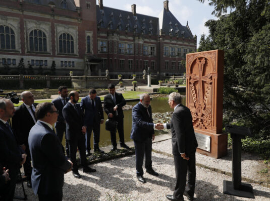 Cérémonie de révélation du Khachkar - Premier ministre arménien Nikol Pashinyan et Piet-Hein Donner, président de la Fondation Carnegie