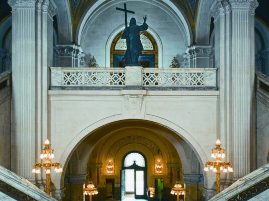 Vue de face de la statue